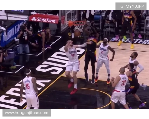 史密斯高抛精准传球 艾顿空接暴扣展现超强扣篮威力