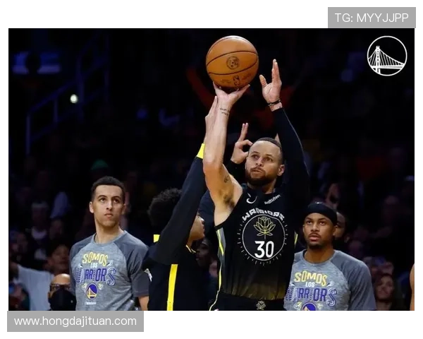 布朗尼积极拼抢造良机范德比尔特轻松取分攻防合力上演精彩配合秀