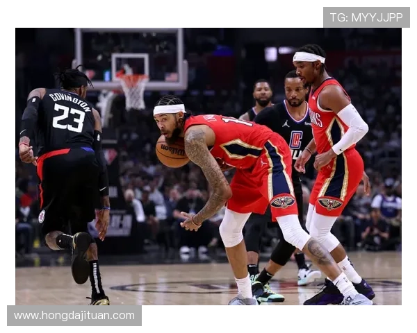 小南斯篮下强势扣篮展现霸主风范引爆全场激情时刻